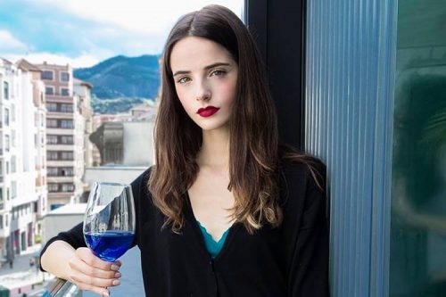 Gik-BlueWine-9 Elegant blue wine